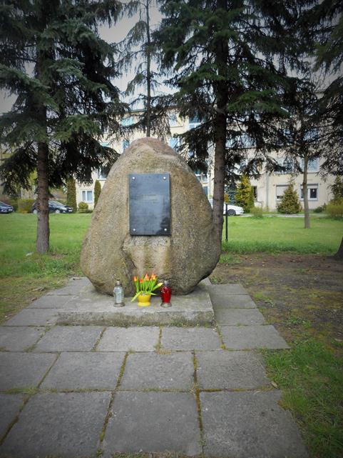 Pomnik (2).JPG