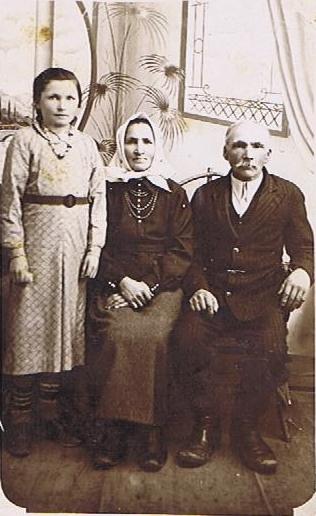Jozefa Chwajoł z rodzicami, Stefanią i Antonim.jpg