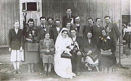 Anna Łazarczyk obok Panny Młodej w 1952 r.jpg