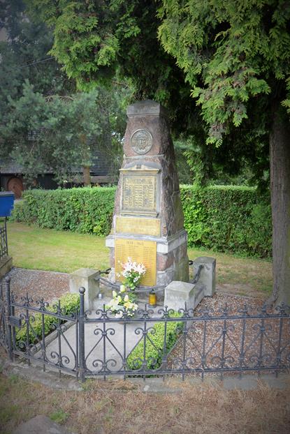 Pomnik poległych i zaginionych (2).JPG