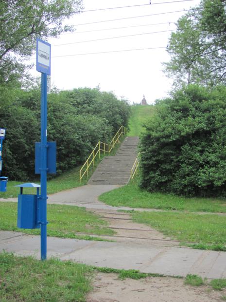 Widok z przystanku tramwajowego na kopiec.JPG