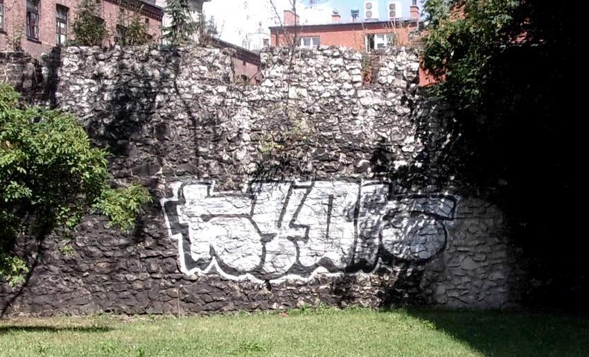 Mur od ul. Podgórskiej - fot. 2.JPG