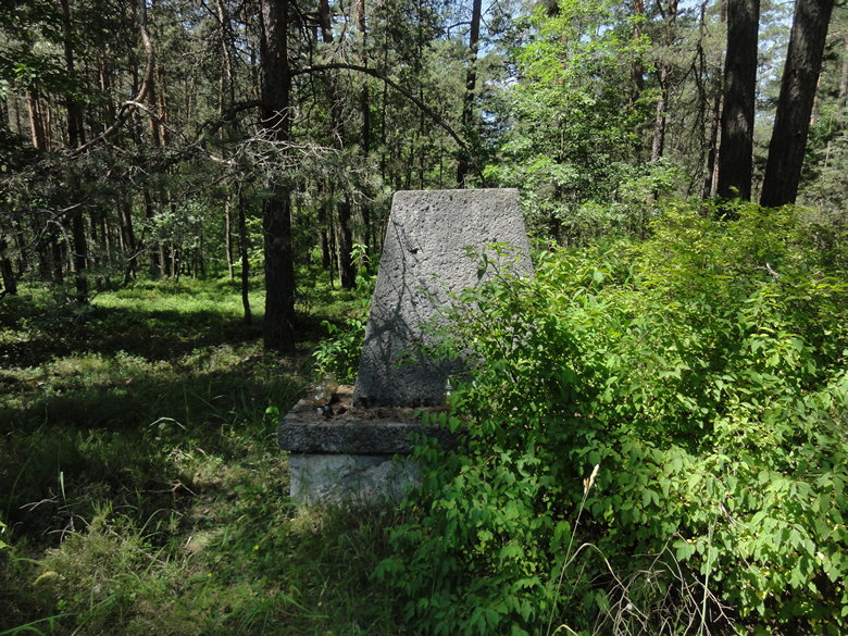 gmina Kleszczow - pomnik bez tablicy (1).jpg