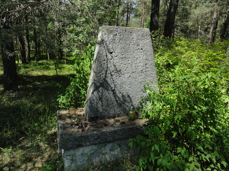 gmina Kleszczow - pomnik bez tablicy (2).jpg