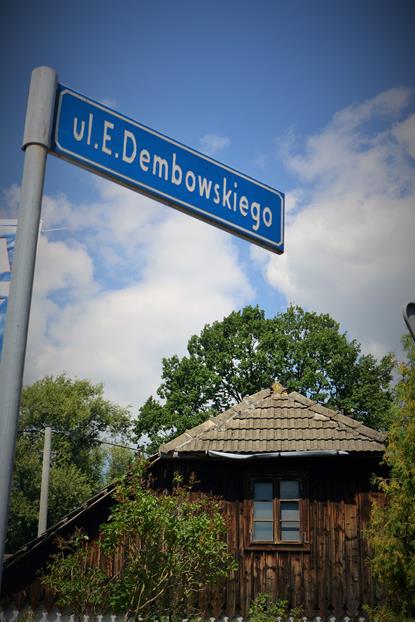 Ulica Edwarda Dembowskiego i drewniana chałupa pamiętająca bóżnicę.JPG