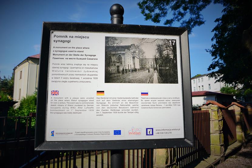 Wieluń - pomnik w miejscu synagogi (1).JPG