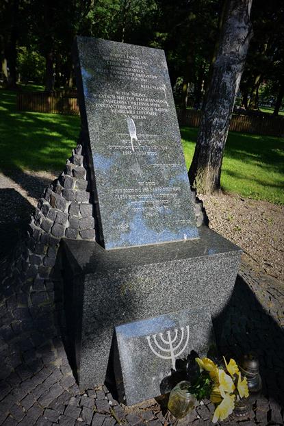 Wieluń - pomnik w miejscu synagogi (4).JPG