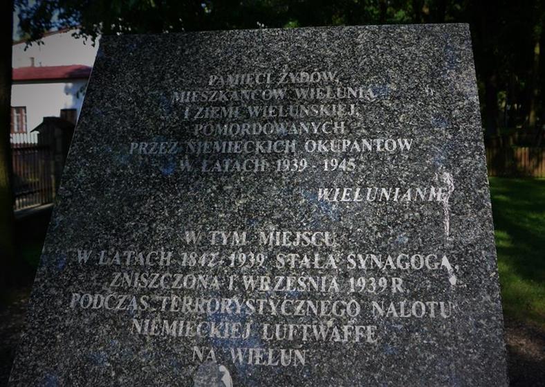 Wieluń - pomnik w miejscu synagogi (5).JPG