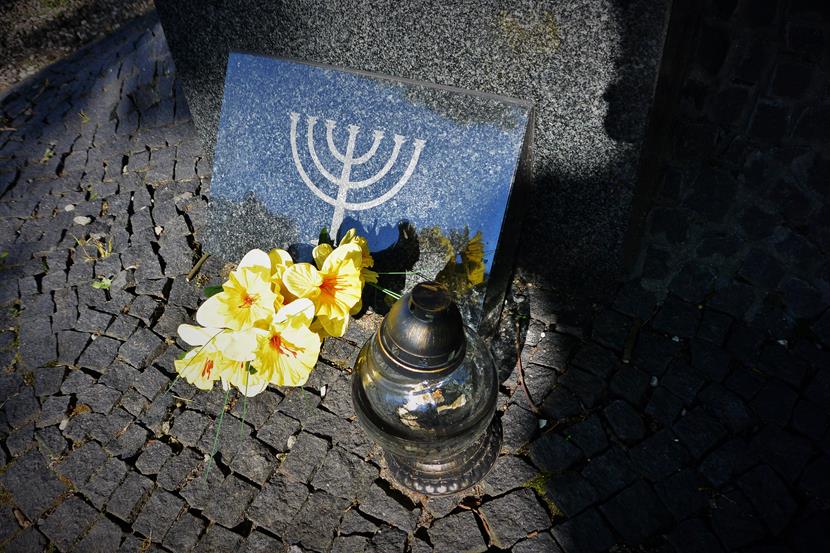 Wieluń - pomnik w miejscu synagogi (6).JPG