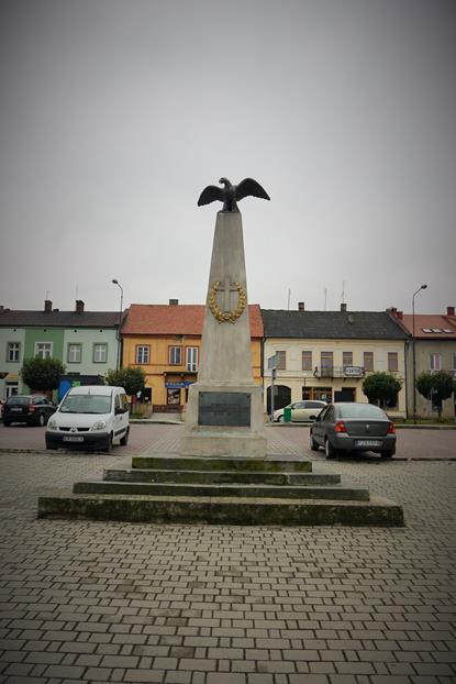 Pomnik na rynku w Miechowie (1).JPG