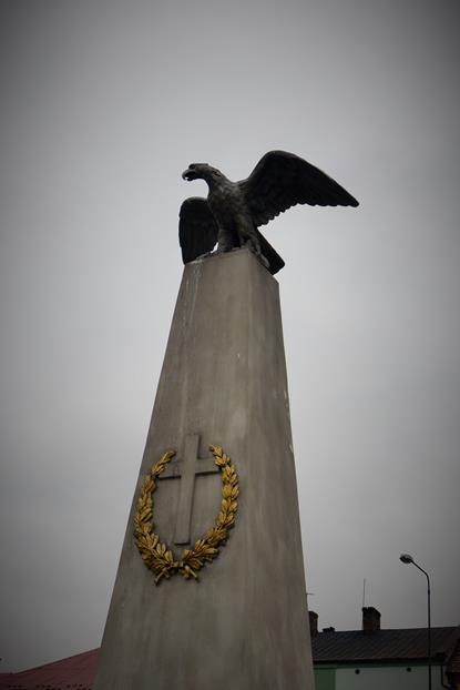 Pomnik na rynku w Miechowie (2).JPG