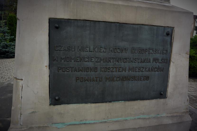 Pomnik na rynku w Miechowie (4).JPG