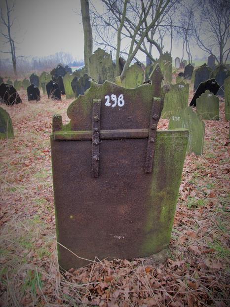 Cmentarz żydowski w Krzepicach (20).jpg