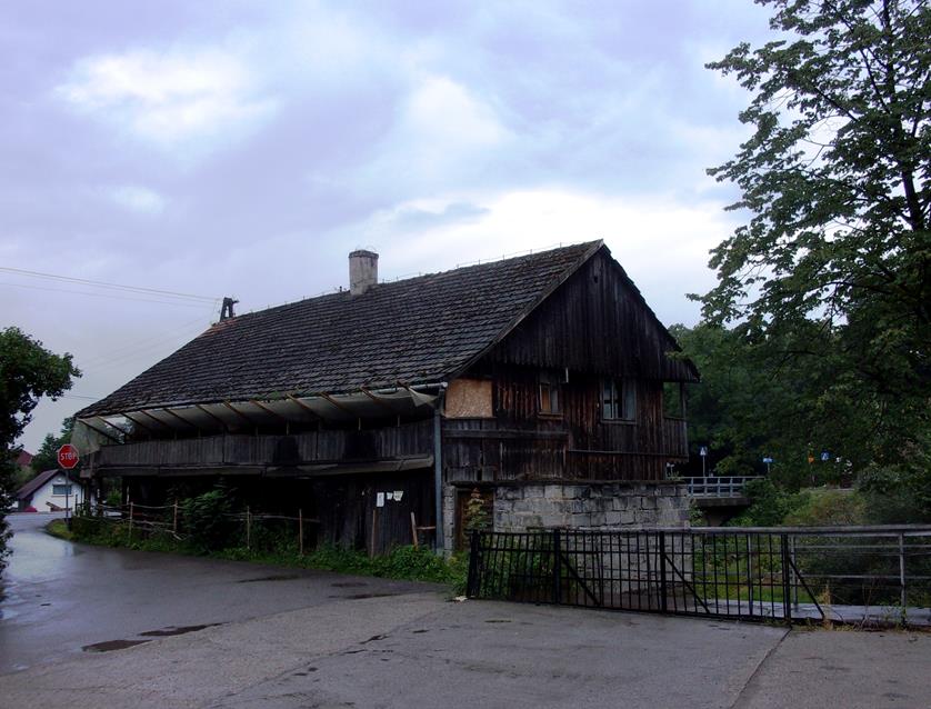 2. Wiśniowa - pożydowski dom w centrum wsi.JPG