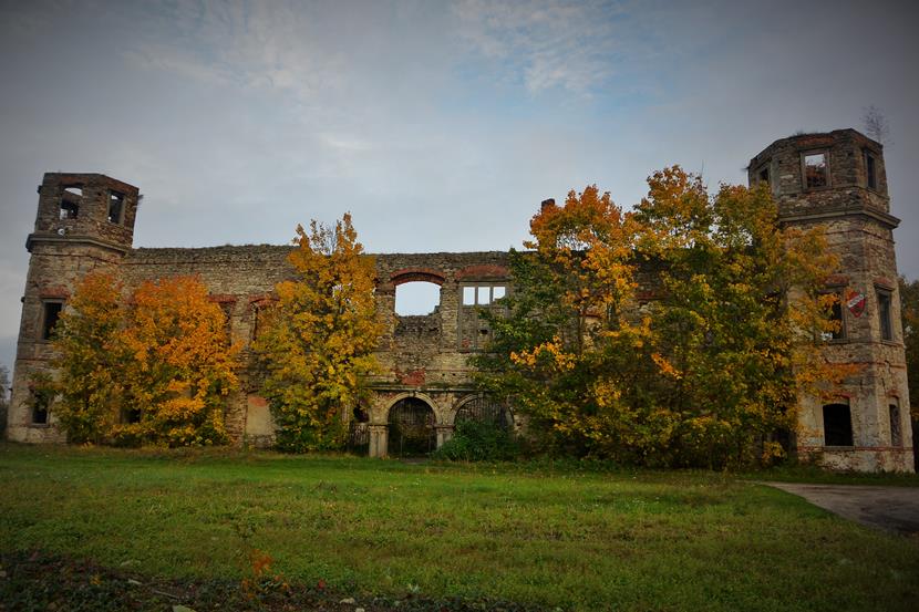 Ruiny zamku w październiku 2017 roku (1).JPG