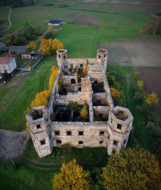 Ruiny pałacu Tarłów (3).jpg