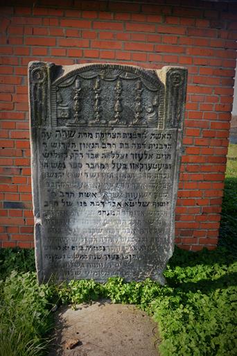 Groby kobiet z rodziny cadyków mszczonowskich (2).JPG
