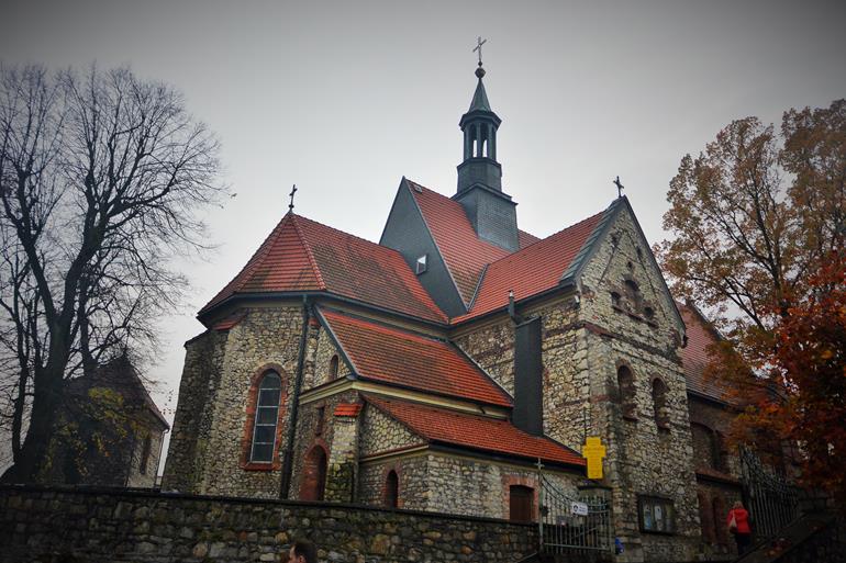 Średniowieczny kościół (1).JPG