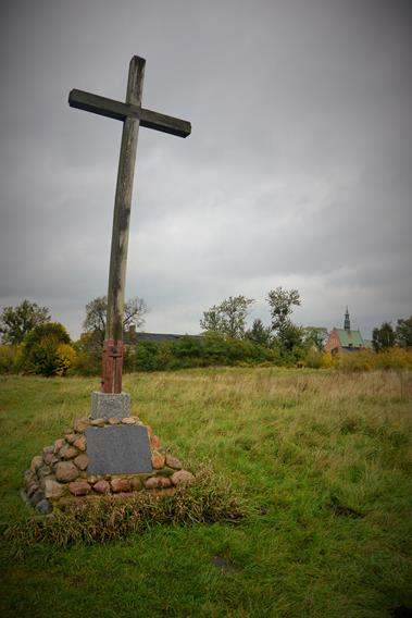 Krzyż w miejscu kościoła (1).JPG