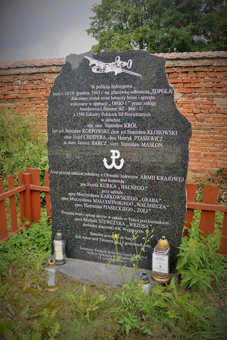 Obelisk na pamiątkę udanej akcji (2).JPG
