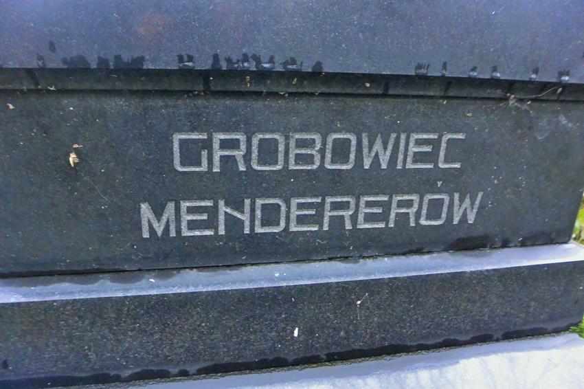 Grobowiec Mendererów (2).JPG