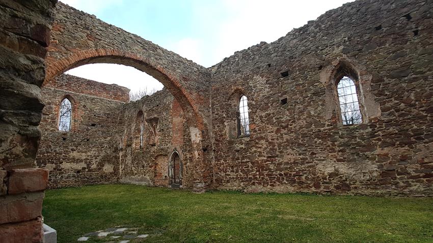 Włodzienin - ruiny kościoła (9).jpg