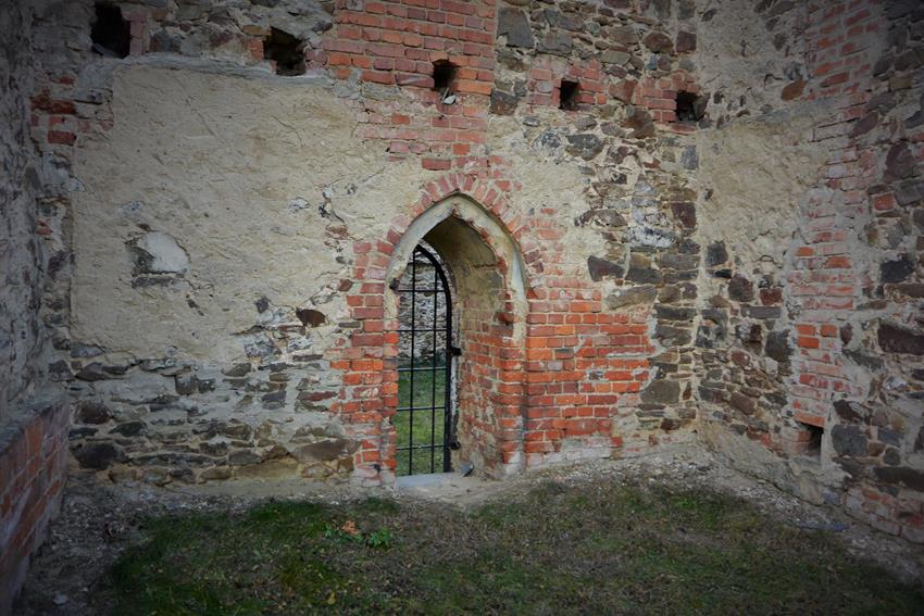 Włodzienin - ruiny kościoła (15).JPG