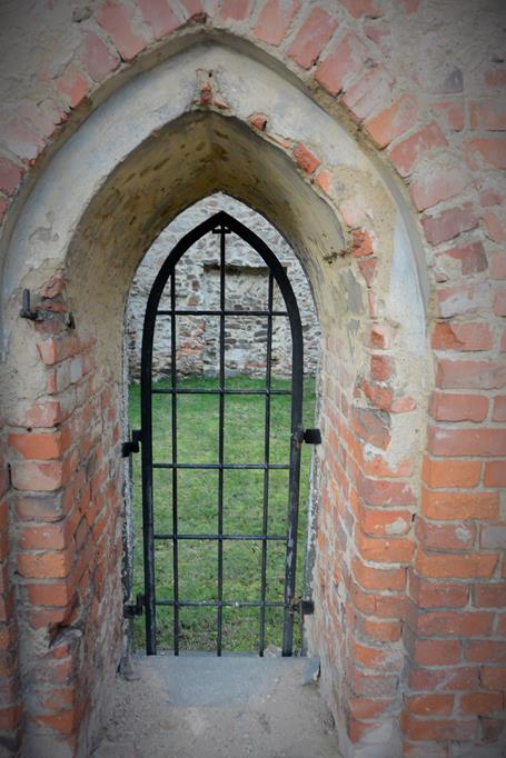 Włodzienin - ruiny kościoła (16).JPG