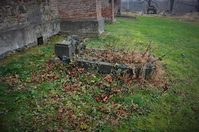 Włodzienin - stary cmentarz (10).JPG