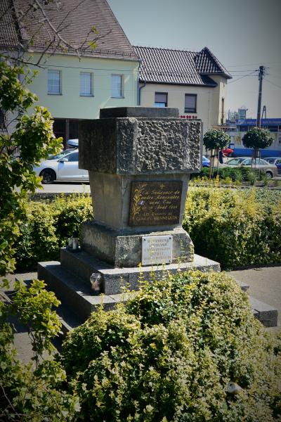 Pomnik w Ujeździe (1).jpg