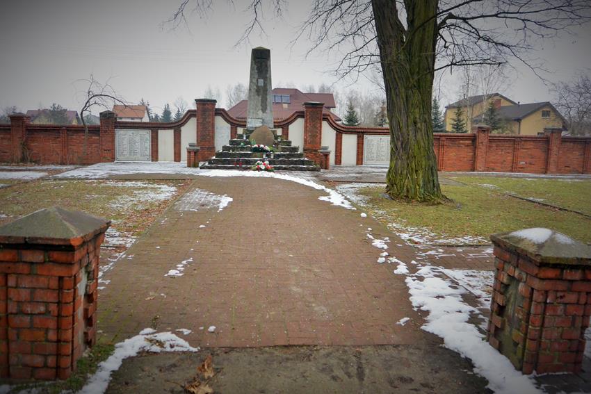 Cmentarz żołnierzy polskich,poległych w wojnie polsko - bolszewickiej (1).JPG