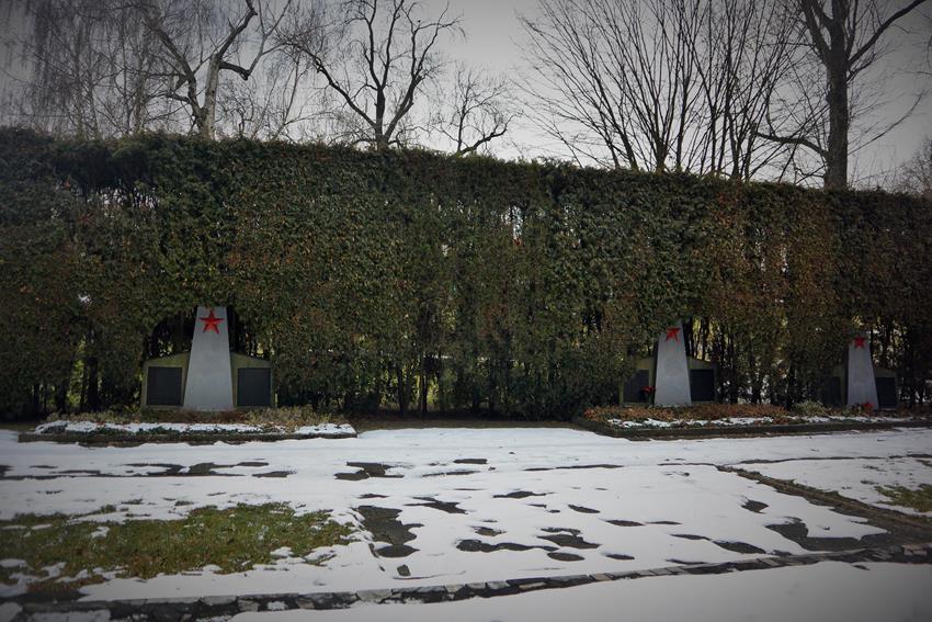 Cmentarz żołnierzy radzieckich (3).JPG