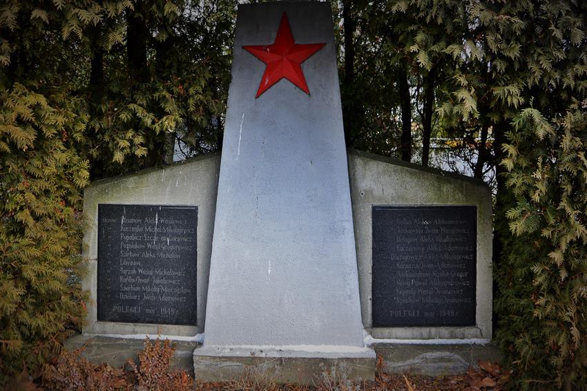 Cmentarz żołnierzy radzieckich (6).JPG