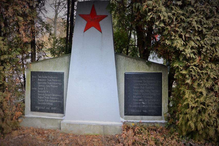 Cmentarz żołnierzy radzieckich (10).JPG
