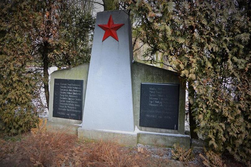 Cmentarz żołnierzy radzieckich (11).JPG