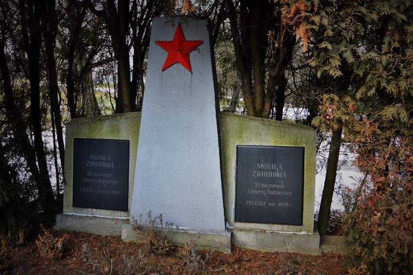 Cmentarz żołnierzy radzieckich (14).JPG