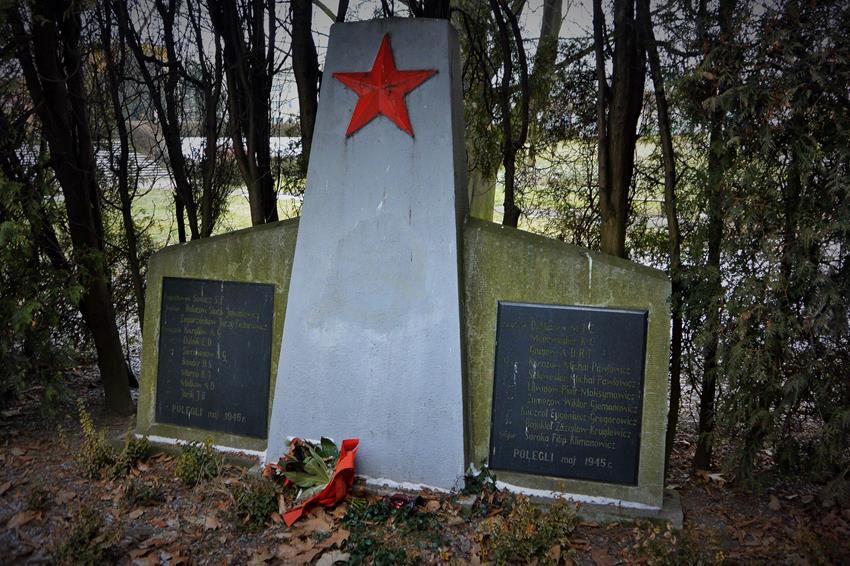 Cmentarz żołnierzy radzieckich (17).JPG