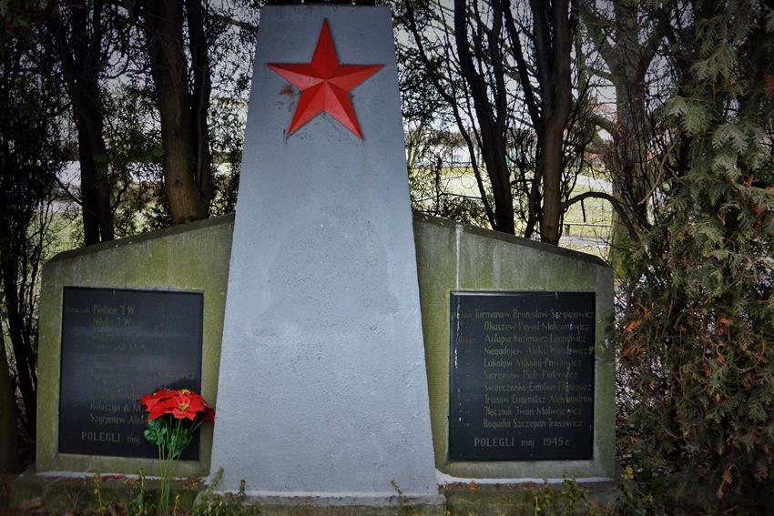 Cmentarz żołnierzy radzieckich (18).JPG
