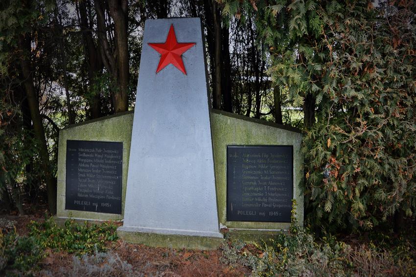 Cmentarz żołnierzy radzieckich (19).JPG