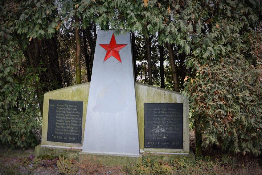 Cmentarz żołnierzy radzieckich (20).JPG