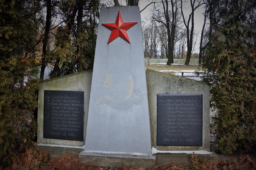 Cmentarz żołnierzy radzieckich (21).JPG