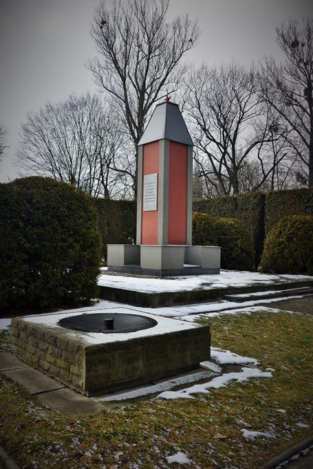 Cmentarz żołnierzy radzieckich (23).JPG