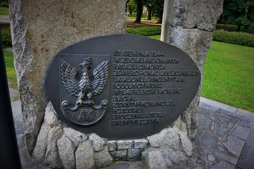 Pomnik upamiętniający Powstańców (4).JPG