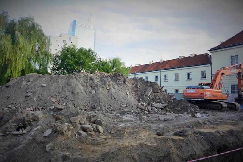 Fundamenty budowli odkryte w wykopie pod apartamentowiec (2).JPG