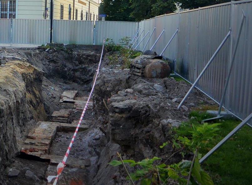 Fundamenty budowli odkryte w wykopie pod apartamentowiec (3).JPG