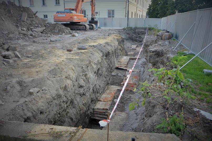 Fundamenty budowli odkryte w wykopie pod apartamentowiec (5).JPG