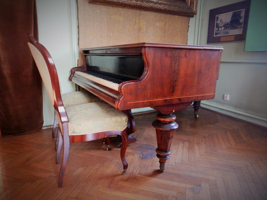 Fortepian, na którym grywała żona mistrza, Teodora Matejko (1).JPG