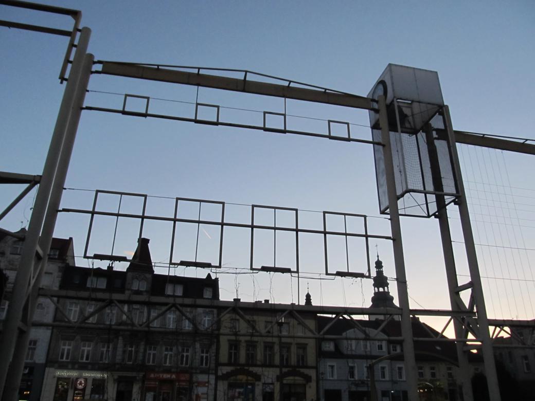 Metalowe konstrukcje, mające zasłaniać widok z Rynku na opuszczone kino.jpg