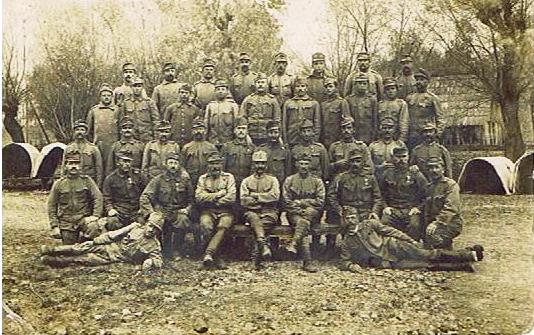 Jeden z oddziałow 13 pułku piechoty, Andrzej Dulik klęczy pierwszy z lewej.jpg