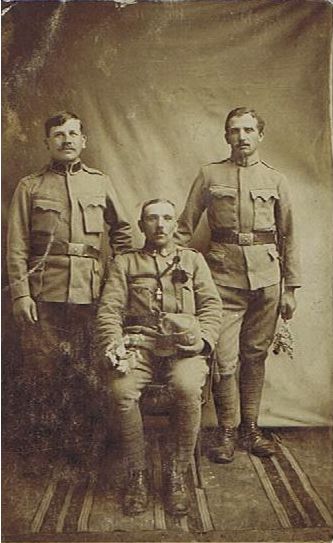 Od lewej stoją Andrzej Dulik i Andrzej Kurnik, siedzi nierozpoznany.jpg